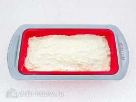 Творожный кекс: Выложите тесто в форму