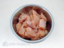 Домашние куриные колбаски: Куриное филе нарезать кусочками