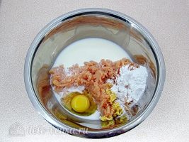Домашние куриные колбаски: Добавить молоко и яйца