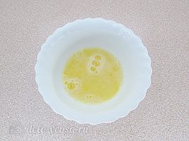Молочные коржики из детства: Взбить яйцо