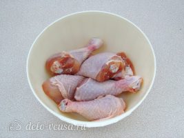 Куриные голени в духовке с кетчупом: Натрите солью