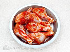 Куриные голени в духовке с кетчупом: Выложить в форму для запекания