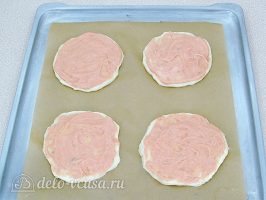 Мини-пицца в духовке: Покрыть тесто соусом