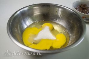 Мороженое с нутеллой: Яйца и сахар смешать