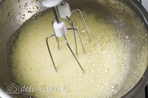 Мороженое с нутеллой: Поместить яйца на паровую баню