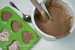 Мороженое с нутеллой: Разлить в формочки
