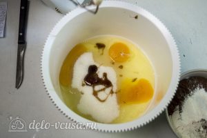 Брауни-чизкейк: Взбить яйца с сахаром