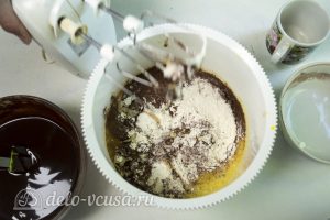 Брауни-чизкейк: Добавить к яйцам сухие ингредиенты