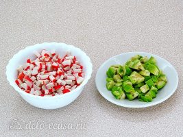 Крабовый салат с авокадо: Нарезать авокадо и крабовые палочки