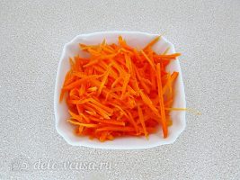 Салат из чесночных стрелок: Натереть морковь
