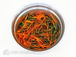 Салат из чесночных стрелок: Смешать морковь и стрелки