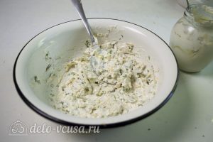 Треска, запеченная с сыром: Смешать сыр с зеленью и сметаной