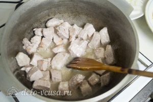 Мясо с консервированной фасолью: Обжарить мясо