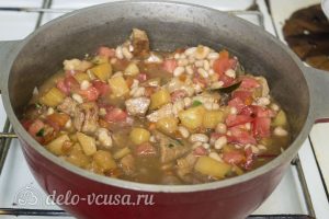 Мясо с консервированной фасолью: Добавить фасоль и помидоры к мясу
