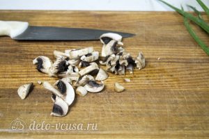 Мясо по-французски с помидорами и грибами: Нарезать грибы