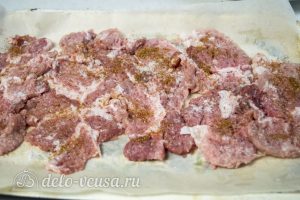 Мясо по-французски с помидорами и грибами: Нарезать и отбить мясо