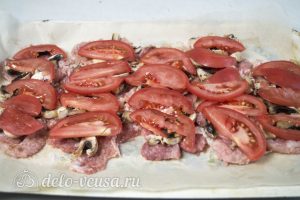 Мясо по-французски с помидорами и грибами: Выложить мясо с овощами на противень