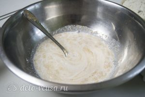 Пирог Хризантема: Смешать дрожжи с молоком