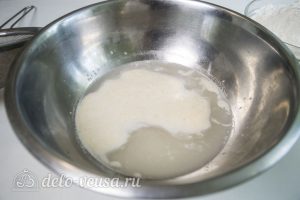Дрожжевые булочки с сыром: Развести дрожжи в теплой воде