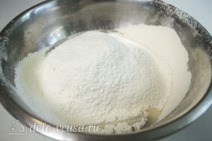 Дрожжевые булочки с сыром: Просеять муку и замесить тесто