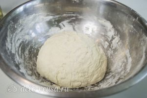 Дрожжевые булочки с сыром: Смазать тесто маслом
