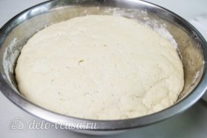 Дрожжевые булочки с сыром: Дождаться увеличение теста в объеме