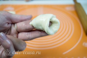 Дрожжевые булочки с сыром: Обмотать круг теста вокруг пальца