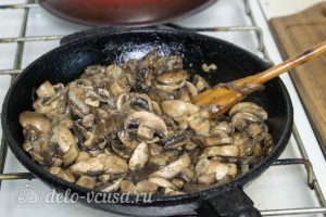 Шампиньоны с колбасой: Нарезать и обжарить грибы