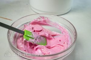 Шоколадный торт с вишней: Окрасить половину остатков крема в розовый цвет