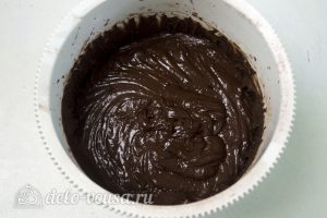 Шоколадный торт с вишней: Замесить тесто