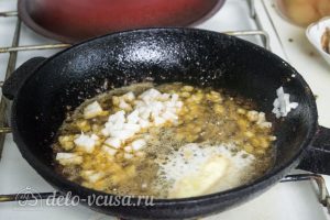 Спагетти с креветками в сливочном соусе: Обжарить лук и чеснок