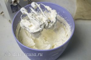 Торт Медовые соты с вишней: Взбить крем из сливок