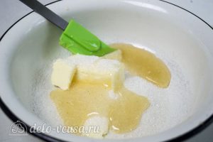 Торт Медовые соты с вишней: Соединить мед, масло и сахар