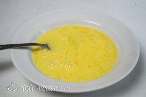Торт Медовые соты с вишней: Добавить яйца