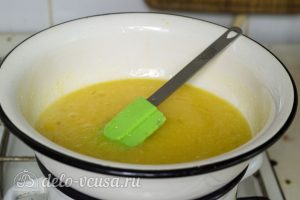 Торт Медовые соты с вишней: Добавить в тесто соду и разрыхлитель