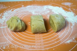 Торт Медовые соты с вишней: Разделить тесто на 3 части
