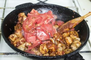 Тушеное мясо с черносливом: Добавить к мясу помидоры
