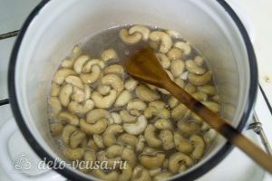 Абрикосовое варенье с орехами: Добавить орехи в сироп