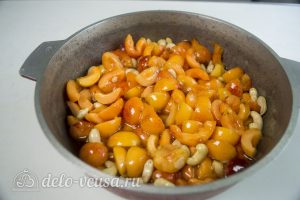 Абрикосовое варенье с орехами: Залить абрикосы сиропом