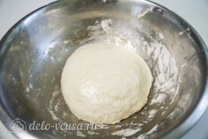 Рулет из теста с колбасой и сыром: Поставить тесто на расстойку