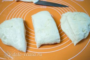 Рулет из теста с колбасой и сыром: Разделить тесто на части