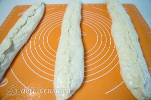 Рулет из теста с колбасой и сыром: Сформировать полоски с начинкой