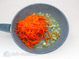 Капуста с лисичками: Добавить морковь к луку