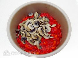 Лечо с грибами на зиму: Добавить грибы к овощам