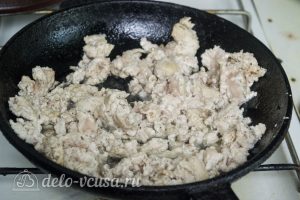 Макароны с курицей и сырным соусом: Обжарить фарш