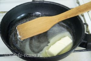 Макароны с курицей и сырным соусом: Растопите сливочное масло