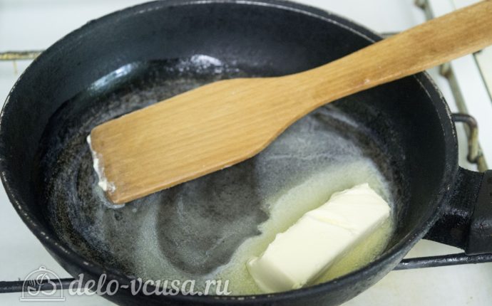 Макароны с курицей и сырным соусом: Растопите сливочное масло