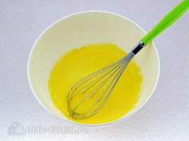 Воздушный манник на молоке: Размешать желтки с сахаром