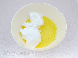 Воздушный манник на молоке: Добавить белок к желткам