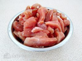 Мясо по-китайски с овощами: Нарезать мясо